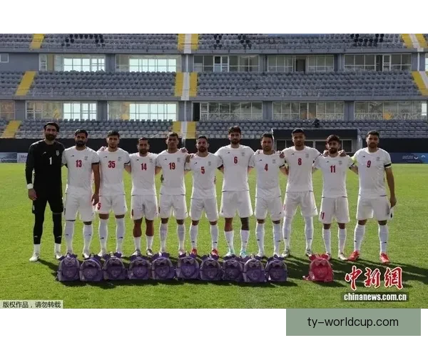 伊朗男足含泪唱国歌悼念空袭遇难学生